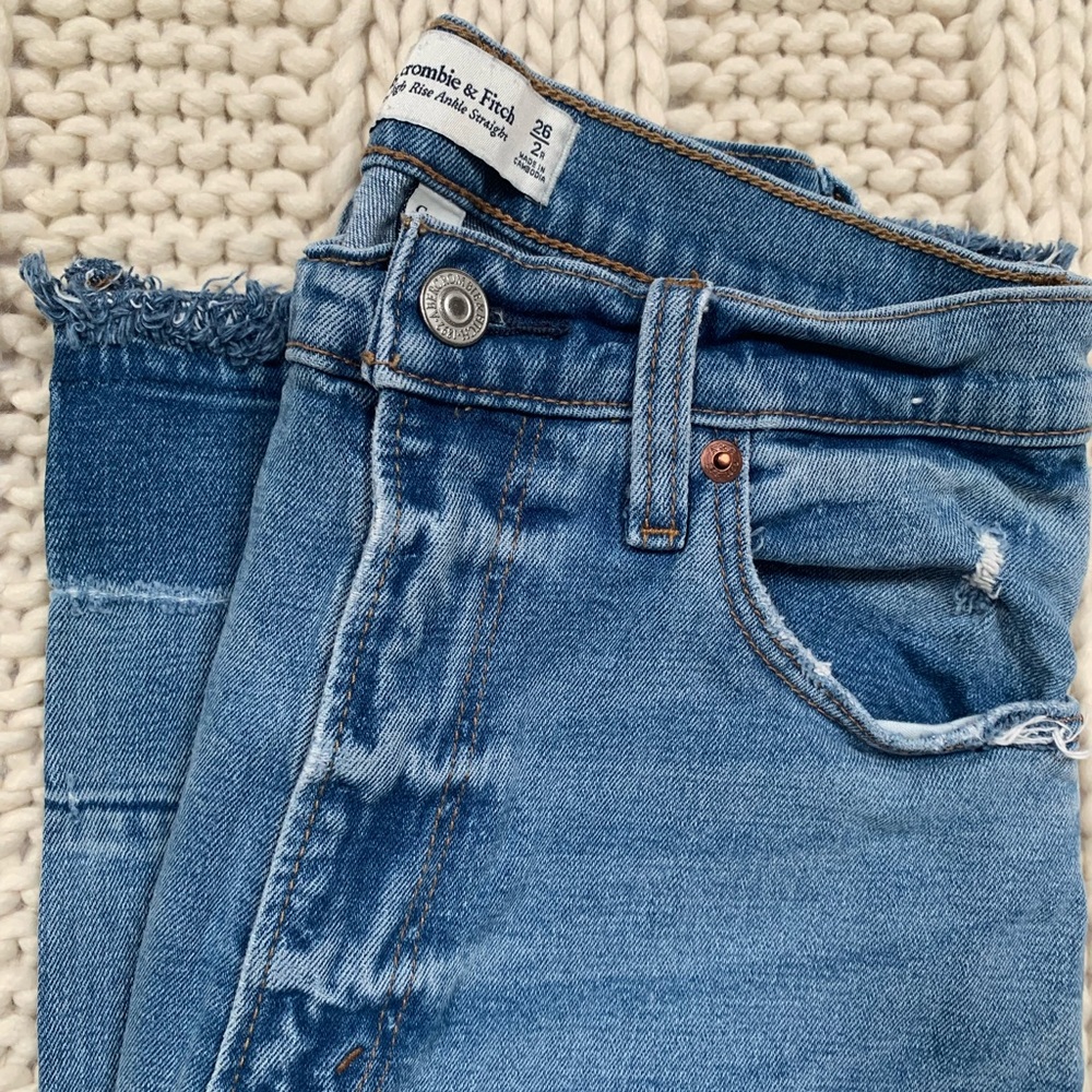 Abercrombie Ultra High Rise Ankle Straight Jean - Medium Wash - Size 26R (2)